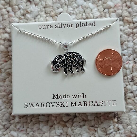 Elephant with Swarovski marcasite necklace - Picture 2 of 7